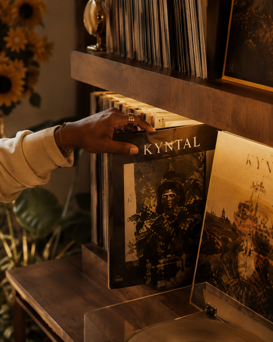 Arquivo editorial KYNTAL com discos e materiais de catálogo